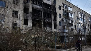 Un bloque de pisos dañado tras los bombardeos masivos de Rusia en Ucrania..
