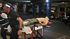 Une victime blessée arrive à l'hôpital Ichilov dans la ville israélienne de Tel Aviv.