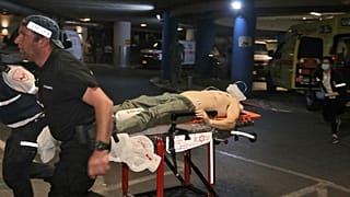 Une victime blessée arrive à l'hôpital Ichilov dans la ville israélienne de Tel Aviv.