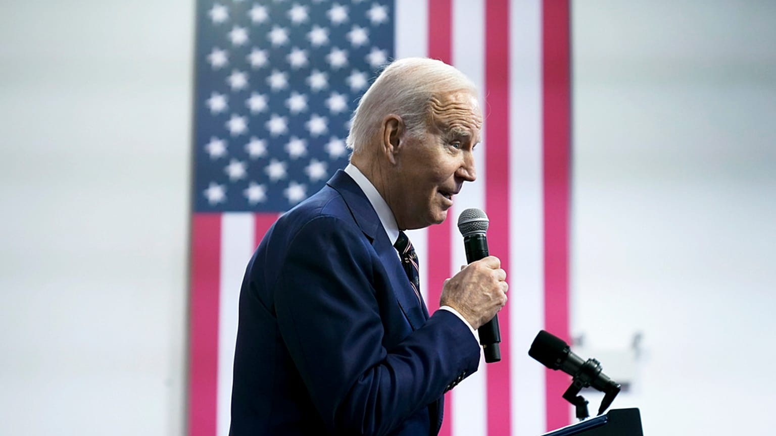 Le président américain Joe Biden présente son plan budgétaire pour 2024 au Finishing Trade Institute de Philadelphie.