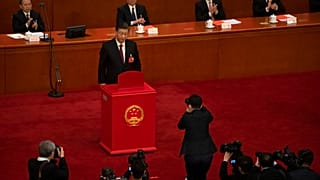 Xi Jinping bei seiner Vereidigung vor dem Volkskongress in Peking