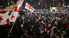 Manifestants dans les rues de Tbilissi, le 9 mars 2023 