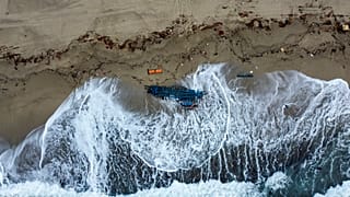 Обломки лодки, потерпевшей крушение 