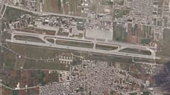 تظهر هذه الصورة الفضائية الأضرار التي لحقت بمدرج مطار حلب الدولي بعد غارة إسرائيلية في مدينة حلب السورية ،يوم الثلاثاء 7 مارس / آذار 2023.