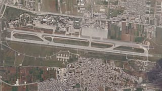 تظهر هذه الصورة الفضائية الأضرار التي لحقت بمدرج مطار حلب الدولي بعد غارة إسرائيلية في مدينة حلب السورية ،يوم الثلاثاء 7 مارس / آذار 2023.