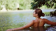 Immer mehr deutsche Städte schreiben Frauen nicht mehr vor in Schwimmbädern den Oberkörper zu bedecken. 