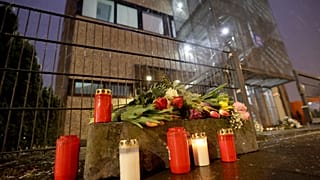 Цветы и свечи в память о погибших в Гамбурге