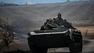 Soldados ucranianos num tanque junto à linha da frente, em Bakhmut
