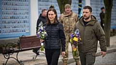 La Première ministre finlandaise, Sanna Marin, et le président ukrainien, Volodymyr Zelensky, à Kyiv, vendredi 10 mars 2023.