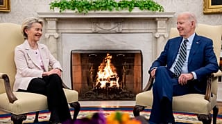 Ursula von der Leyen e Joe Biden trovano l'intesa sui sussidi alle imprese che producono batterie per auto elettriche