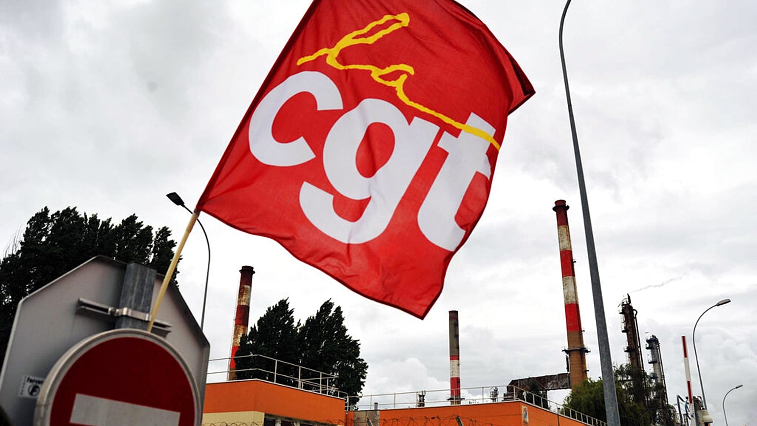 Molteplici sindacati francesi e internazionali hanno partecipato a una protesta davanti al Salone dell'Auto di Parigi