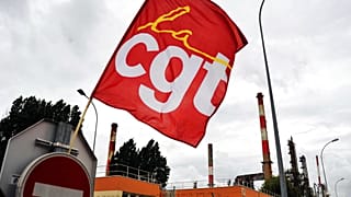 DATEI - Mehrere französische und internationale Gewerkschaften haben an einer Protestaktion vor dem Pariser Autosalon teilgenommen