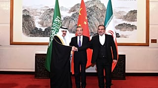 Negociador chinês, Wang Yi, ladeado pelos representantes da Arábia Saudita e Irão