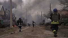 رجال الإطفاء في بلدة كوستيانتينيفكا