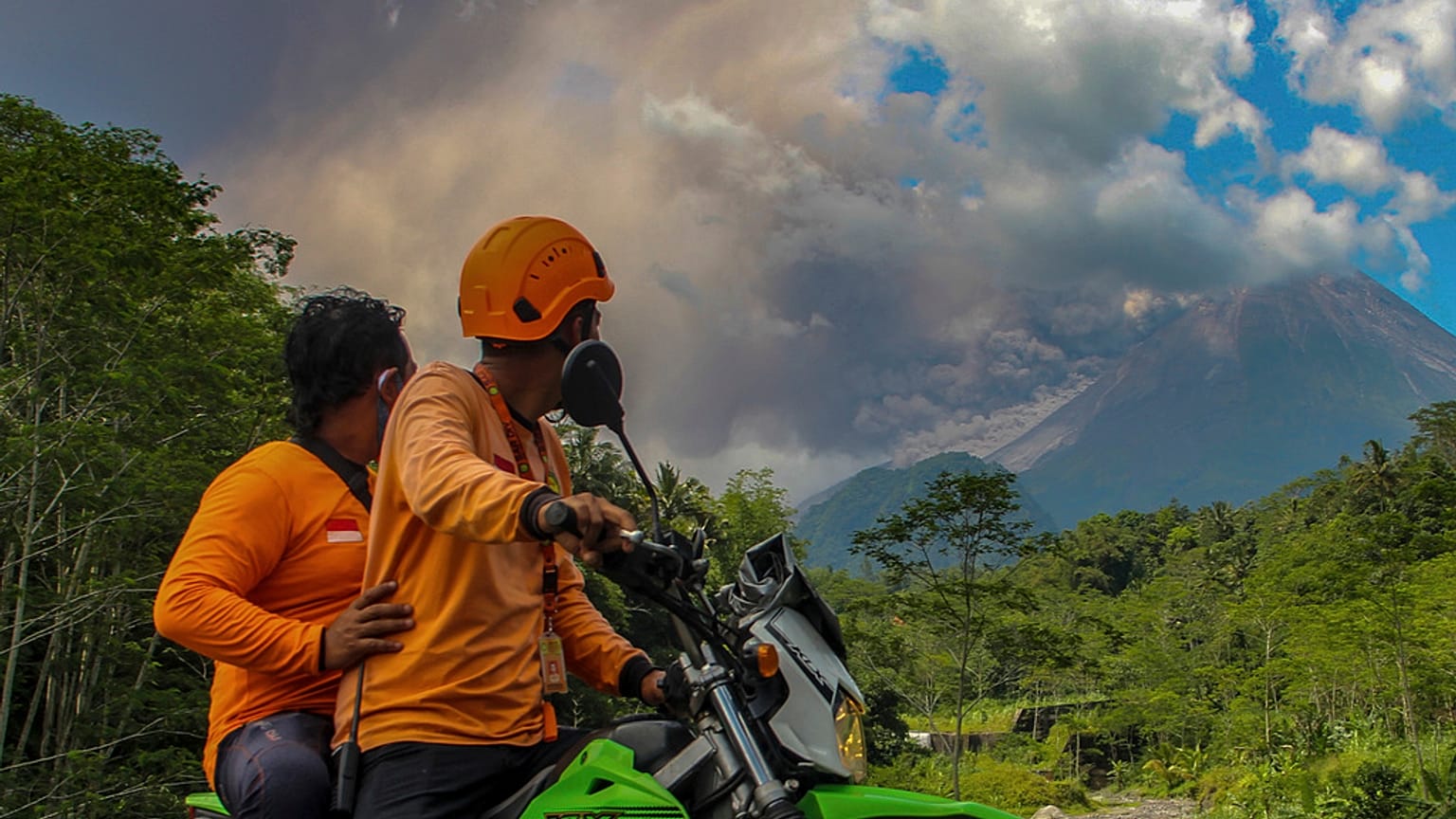 Működés közben a Merapi vulkán Indonéziában 2023. március 11-án