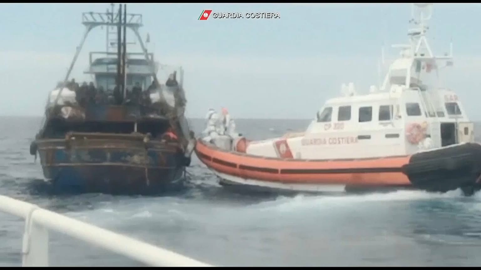 Capture d'écran d'une vidéo des garde-côtes italiens, samedi 11 mars 2023.