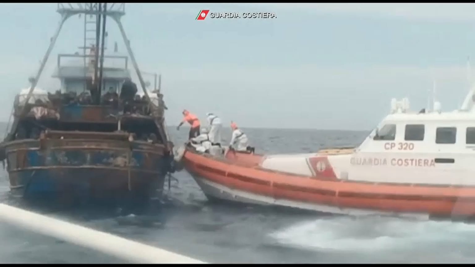 Rescate de 1 300 migrantes en el sur de Italia