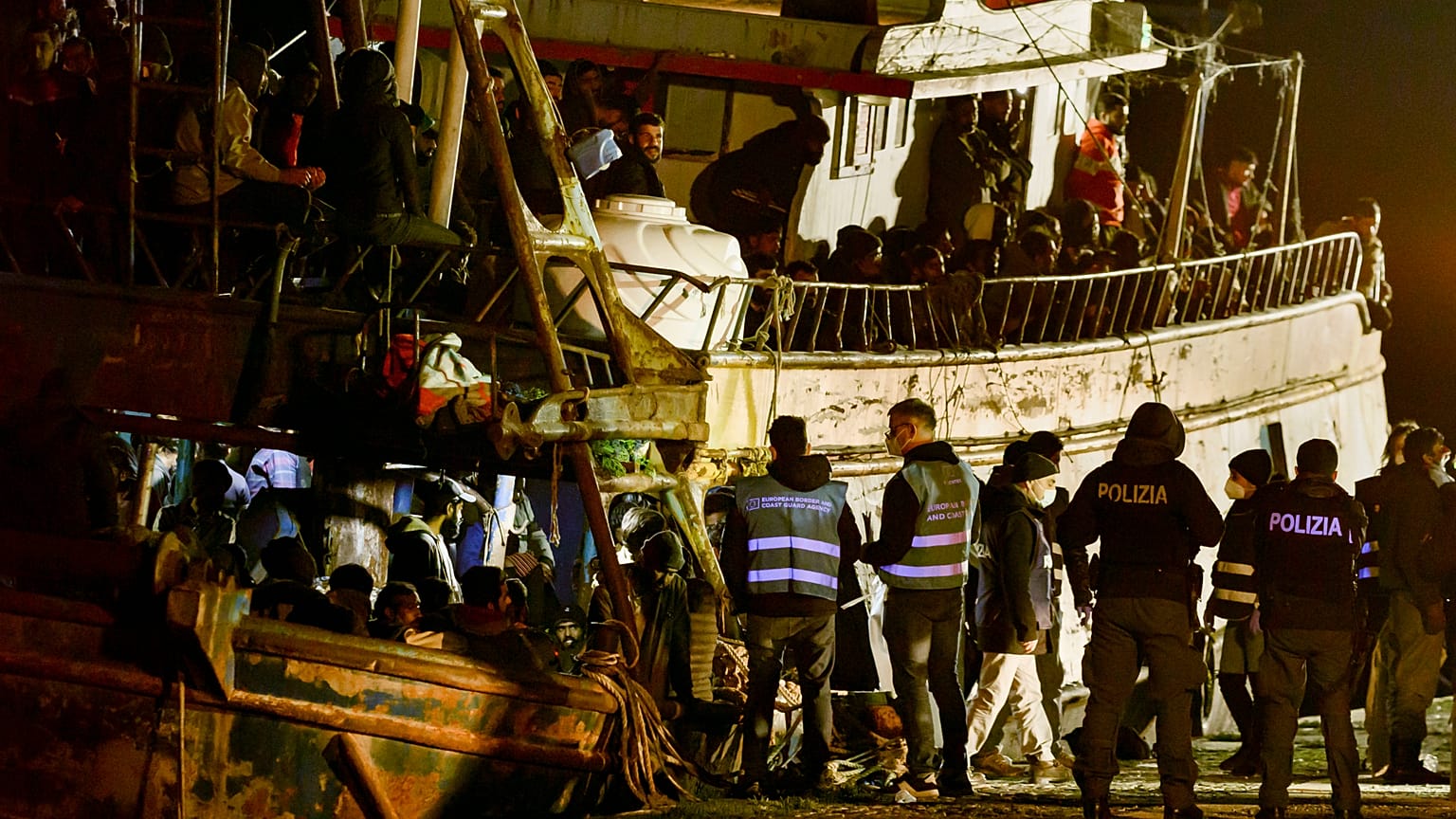 Polícia italiana inspeciona pesqueiro com cerca de 500 migrantes a bordo em Crotone