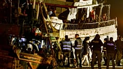 Polícia italiana inspeciona pesqueiro com cerca de 500 migrantes a bordo em Crotone