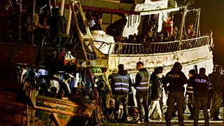 Polícia italiana inspeciona pesqueiro com cerca de 500 migrantes a bordo em Crotone