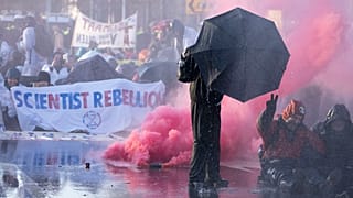 Vízágyút használ az Extinction Rebellion klímaaktivistái ellen a holland rendőrség 2023. március 11-én Hágában