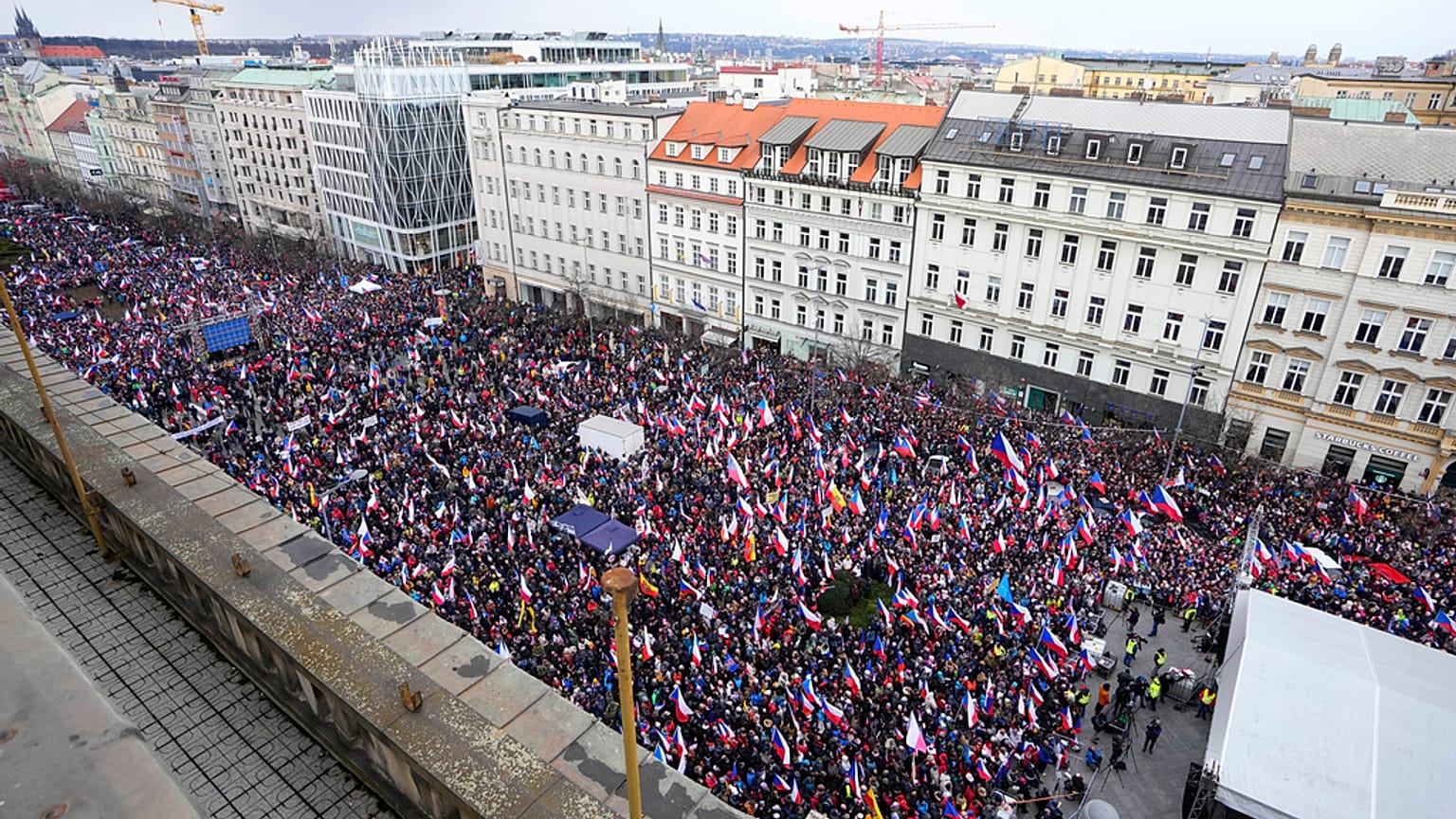Der gut gefüllte Wenzelsplatz in Prag am 11. März 2023