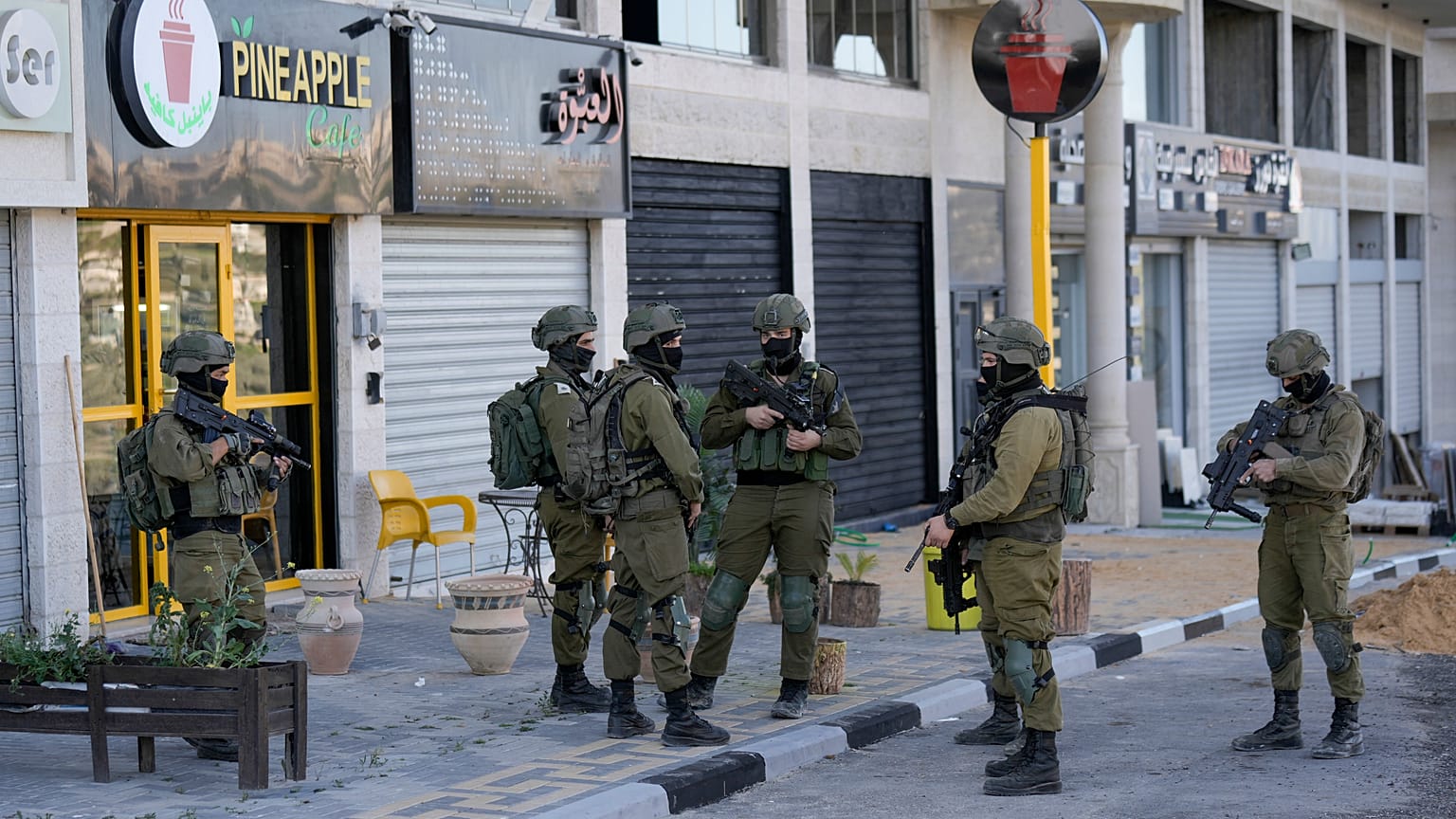 الجيش الإسرائيلي خلال عملية عسكرية بقرية صرة غرب نابلس شمالي الضفة الغربية المحتلة. 12/03/2023