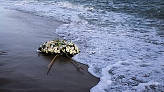 Coroa de flores no Mediterrâneo para lembrar náufragos