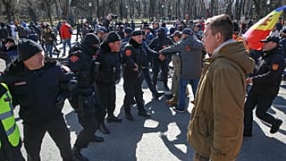 Manifestantes tentam furar cordão policial em Chisinau, Moldávia