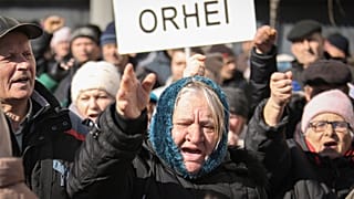 A település táblájával mutatják oroszbarát tüntetők, hogy honnan érkeztek a fővárosba