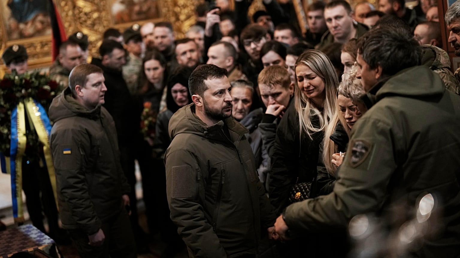 Elesett ukrán hősök temetésén Volodimir Zelenszkij (illusztráció)