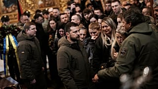 Elesett ukrán hősök temetésén Volodimir Zelenszkij (illusztráció)