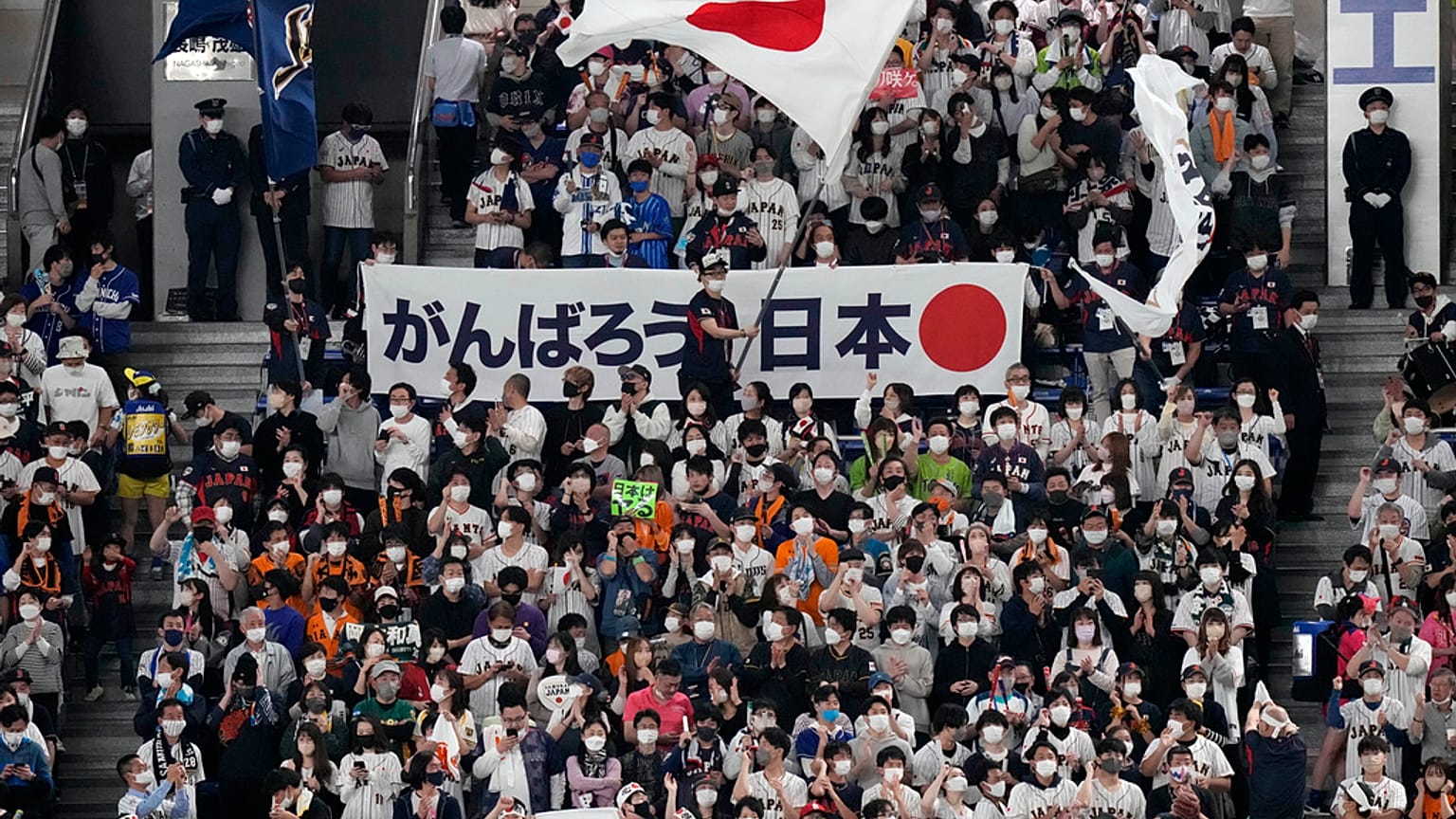 Japon sporseverler tribünde maske ile maçı izliyor (12 Mart)