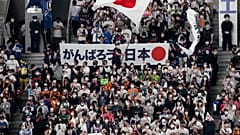 Japon sporseverler tribünde maske ile maçı izliyor (12 Mart)