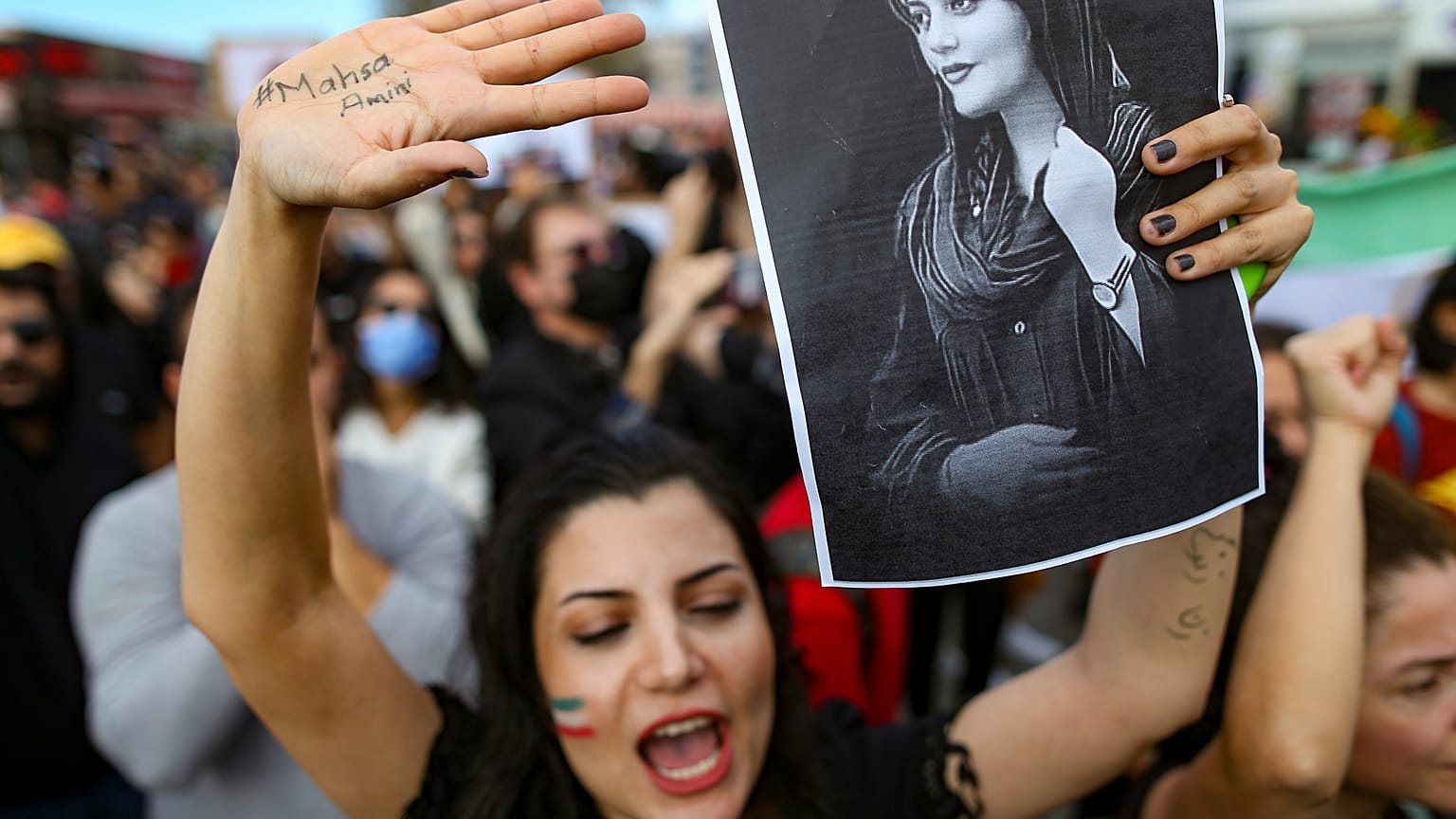 Una mujer sostiene un dibujo de la iraní Mahsa Amini mientras grita consignas durante una protesta contra su muerte, en Estambul, Turquía, el domingo 2 de octubre de 2022.