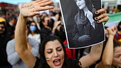 Una mujer sostiene un dibujo de la iraní Mahsa Amini mientras grita consignas durante una protesta contra su muerte, en Estambul, Turquía, el domingo 2 de octubre de 2022.