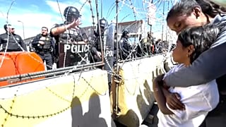  الأسلاك الشالئكة ومئات العناصر من شرطة مراقبة الحدود، تحول دون عبور المهاجرين غير الشرعيين من المكسيك إلى الولايات المتحدة، 13 مارس 2023.