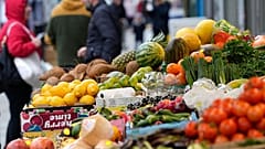 غرفه سبزیجات در یک بازارچه محلی