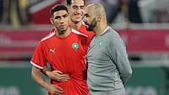 مدرّب المنتخب المغربي لكرة القدم وليد الركراكي إلى جانب مدافع باريس سان جرمان أشرف حكيمي