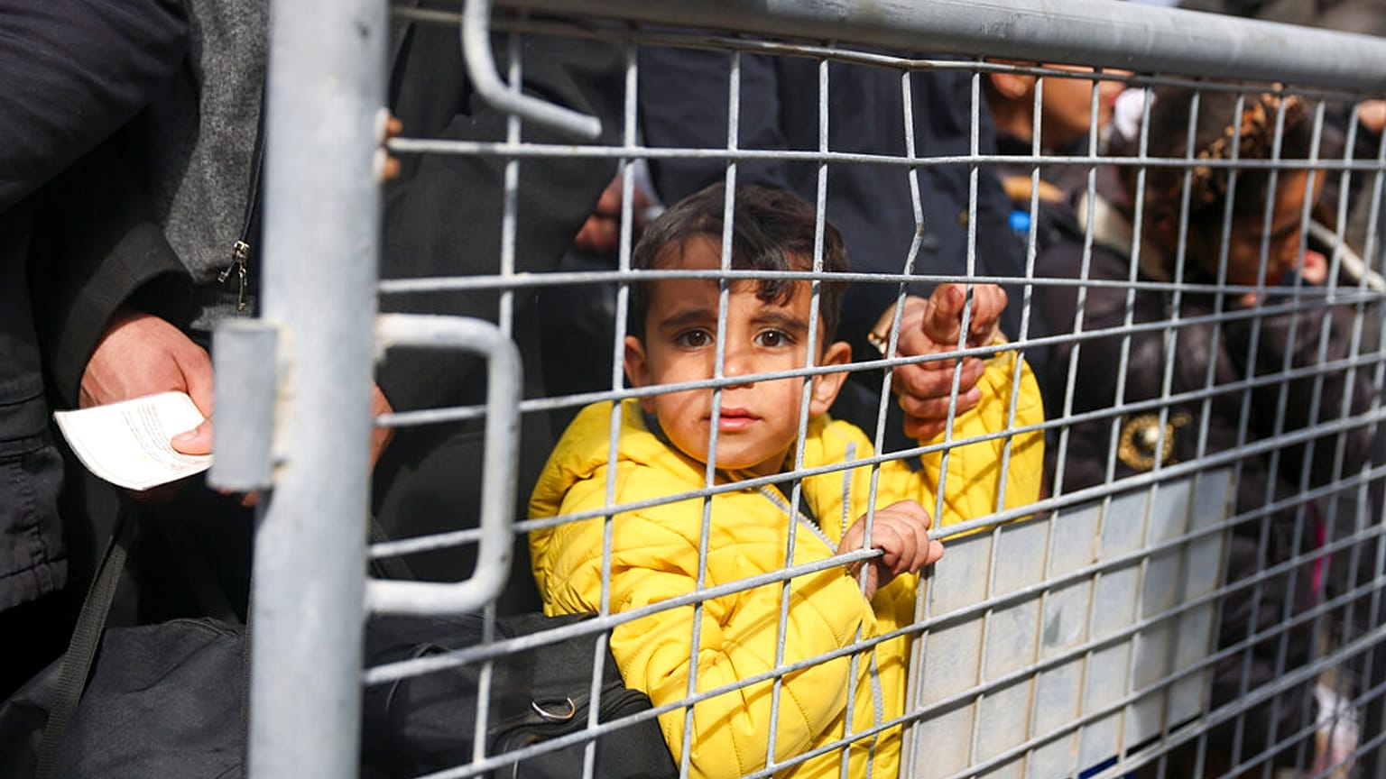 Menschen aus Syrien am 21. Februar 2023, am Cilvegozu-Grenztor in der Nähe der Stadt Antakya im Südosten der Türkei, wollen zurück nach Syrien.