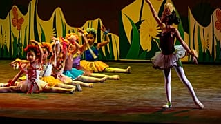 Des étudiants de l'Académie de ballet de Bagdad se produisent dans un spectacle au théâtre national Al-Rashid à Bagdad, Irak, 24/02/2023