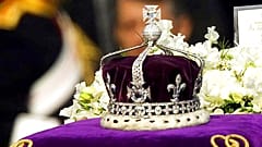 A Koh-i-Noorral díszített Anyakirályné koronája koporsóján 2002-ben 