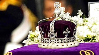 A Koh-i-Noorral díszített Anyakirályné koronája koporsóján 2002-ben 