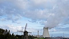 Una centrale nucleare accanto a un vecchio mulino a vento a Doel, in Belgio