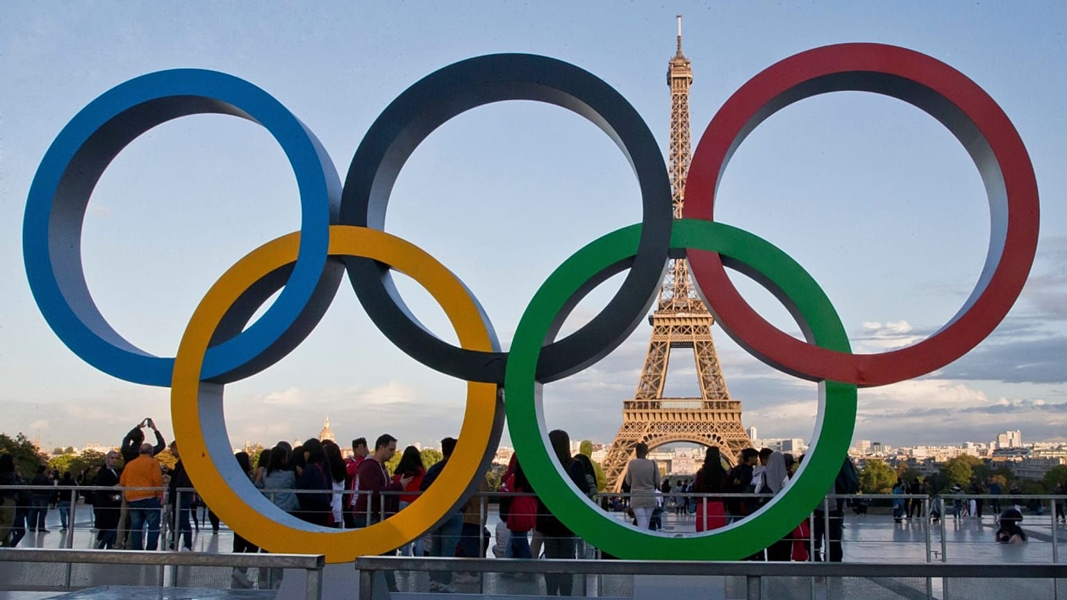 Les anneaux olympiques place du Trocadéro, à Paris, le 14.09.2017