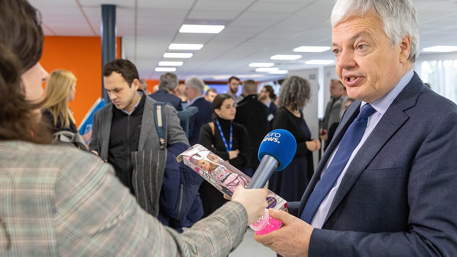 Le Commissaire européen en charge de la Justice, Didier Reynders, présente un produit dangereux