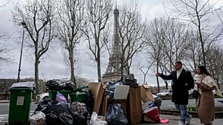 أكياس القمامة المتكدسة في شوارع باريس بسبب إضراب عمال النظافة