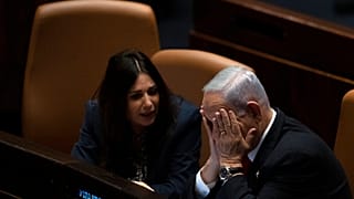 رئيس الوزراء الإسرائيلي بنيامين نتنياهو مع وزيرة المواصلات ميري ريغيف في الكنيست