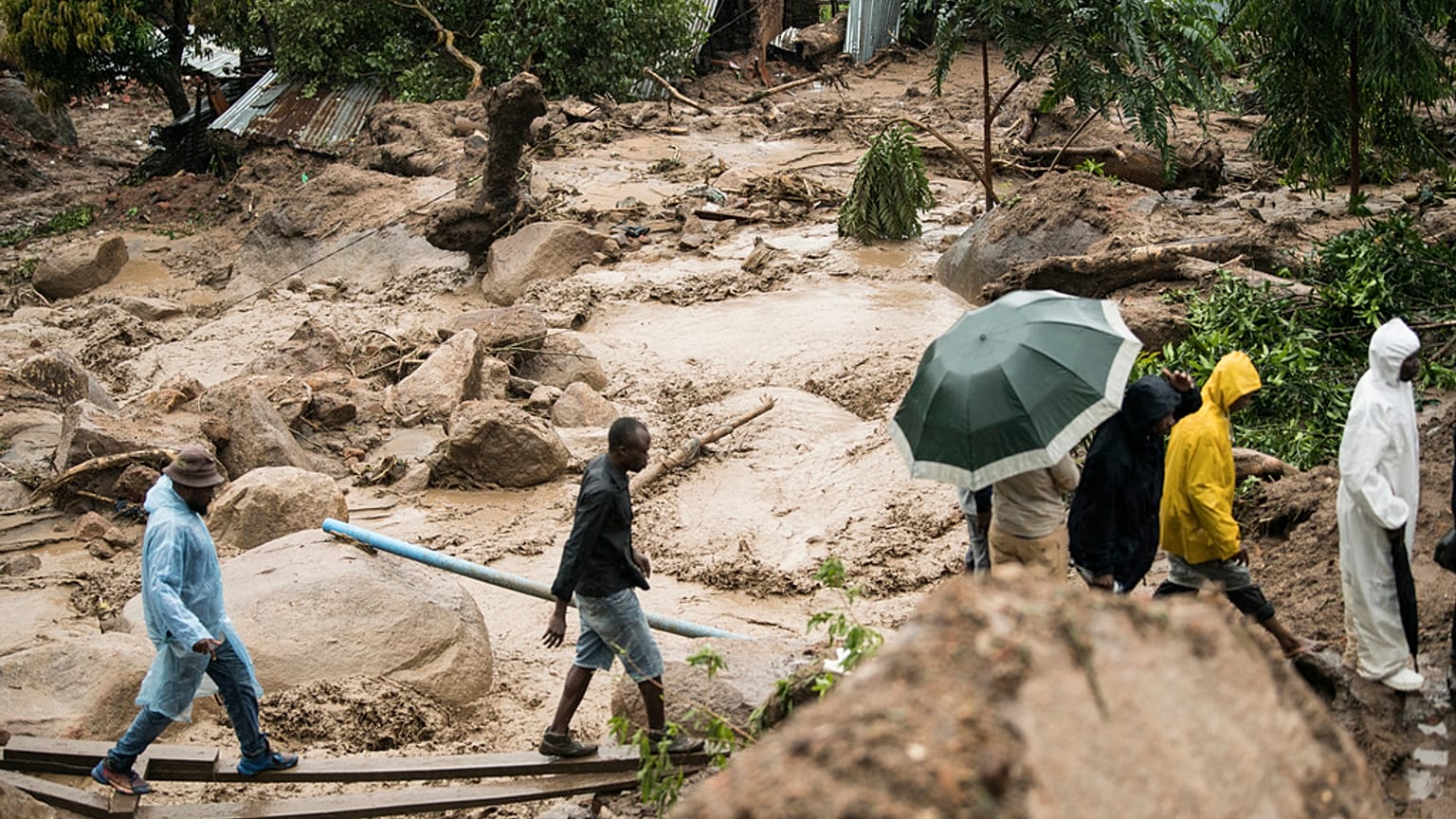 Megáradt folyón kelnek át emberek a malawi Blantyre-ban hétfőn 