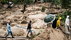Megáradt folyón kelnek át emberek a malawi Blantyre-ban hétfőn 